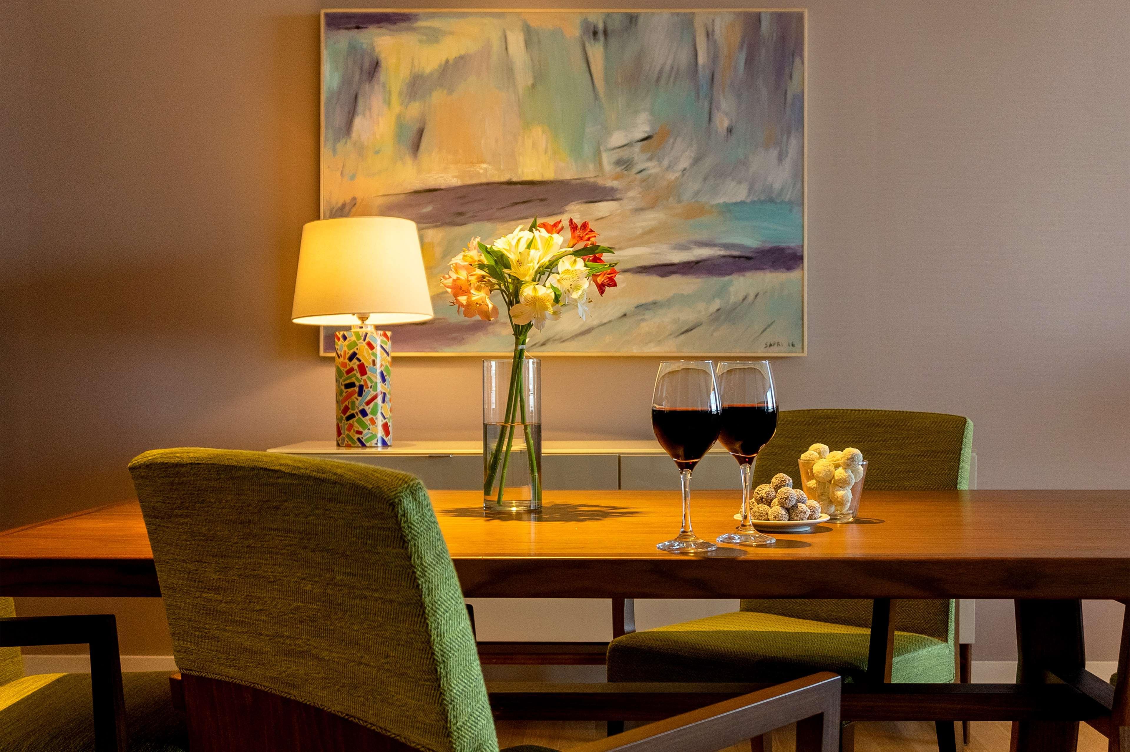 Готель Hyatt Centric Монтевідео Екстер'єр фото A dining room table with wine glasses